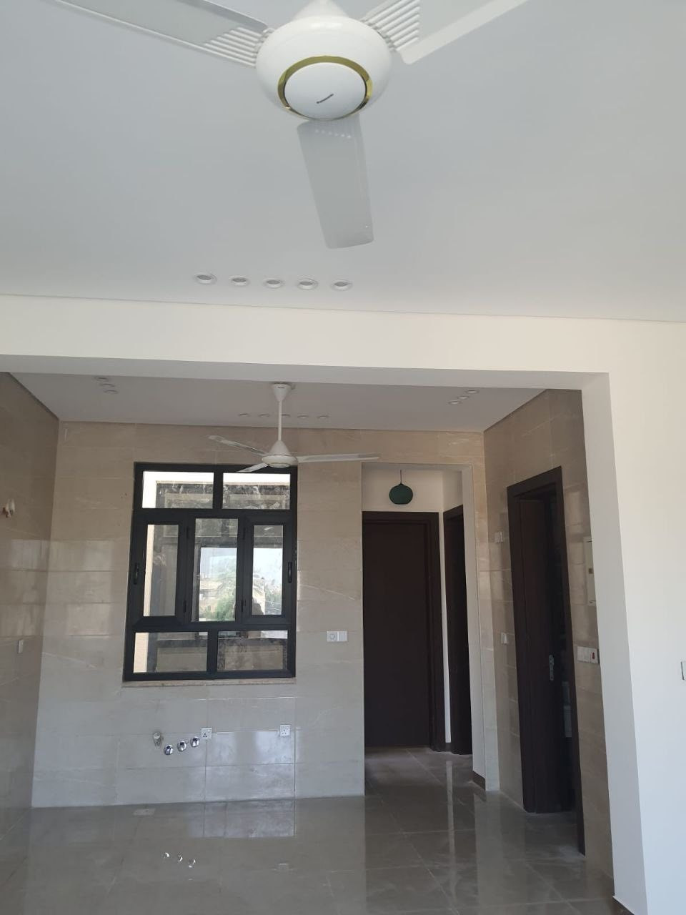 السلام عليكم ورحمة الله تعالى وبركاته.
من رخصة الادمن المحترم.

اعلان ايجار لـ( شقق مكتبية او طلاب حصراً ) عدد الشقق  ( 2 ) .

توجد شقتان حديثتان في طابق ( ارضي + اول ) بموقع ممتاز مقارب الى الشارع العام في المنصور.

موصفات الشقتان :

 تحتوي على ( صالة كبيرة + مطبخ + حمام حديث + مكان لوندري + غرف نوم عدد 2 + منور عدد 2 + موقف سيارات )

مجهزة الشقتان بـ( سبالت لجميع الشقة  + انارة حديثة + ستائر + مراوح سقفية + سخان ماء + بوستر ماء + خزان ماء + خط مولدة )

العنوان : المنصور - حي العربي - مقابل مطعم زرزور - مجاور لحم عجين الموصلي - الشارع العريض.

للاستفسار  :

***********
