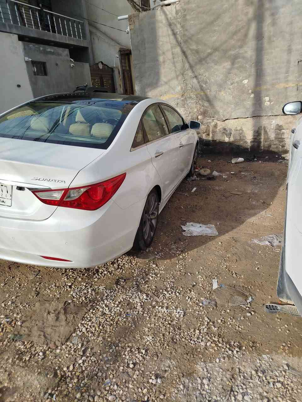 سوناتا  موديل 2011
فول ماعدا البصمه  السياره مكفوله (فقط لغد الامامي على جهة سائق)
السياره ماشيه ١٦٦ الرقم بغداد  سياره ب اسمي تحويل ثاني 
السعر ١٣٠ورقه وبيه مجال التواصل على رقم *********** مكاني كربلاء
