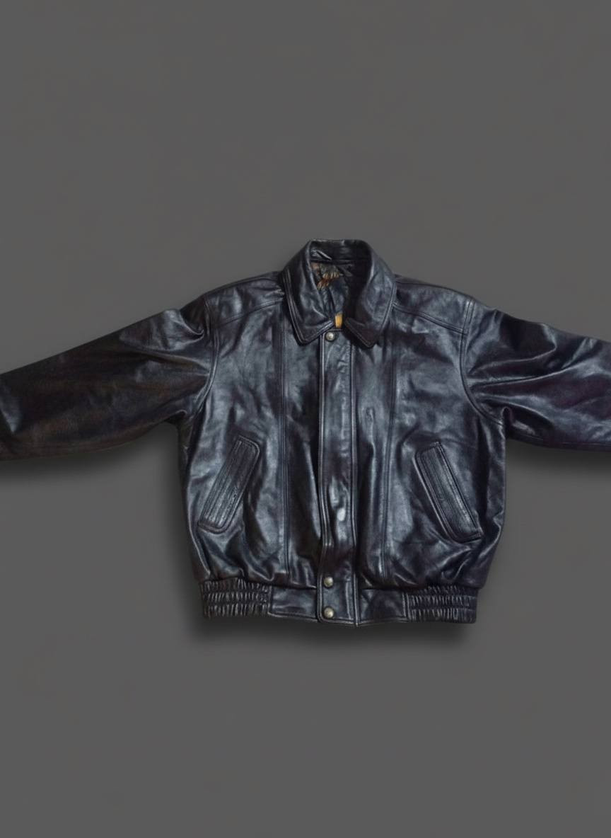 🧥 قمصلة جلد رجالي – ماركة INDIAN
✔️ الحالة: نظيفة جدًا / استعمال خفيف
✔️ اللون: أسود
✔️ الخياطة مرتبة والشكل أنيق
📞 للتواصل: خاص / واتساب ***********
