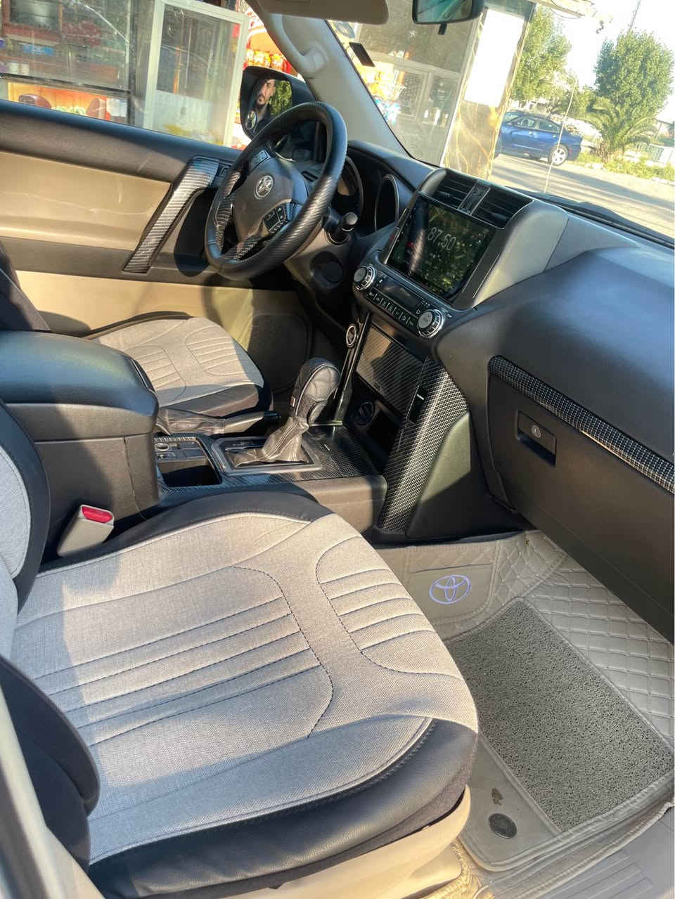 لاندكروز برادو 2011
 وارد كويتي  4سلندر  
رقم بغداد الماني 
عداد المسافة 175000كم
7 راكب 
للبيع فقط نقد بدون مراوس 
كشنات جلد بصمة عمل مع اضافة مواصفات تشغيل عن بعد مع التحكم بالجام مع مري شفط 
السيارة استخدام شخصي مالبيت , بالنسبة البدي السيارة مكفول من الضربة والصبغ فقط ملاحظات جدا بسيط وبالنسبة للدعاميات بيهن اماكن صبغ للجمالية  بسبب الشخوط وبالنسبة للكير والمكينة والكهربائيات والتبريد والصدر بحالة جيدة جدا والسيارة عليه ادامة كاملة من دهن من ابلكات نوزلات فلاتر يعني السيارة جاهزة ان شاء الله للاستخدام  
واي استفسار الاتصال على الرقم *********** واتس او اتصال 
سعر البيع 220 ورقة  وبيه مجال بعد المعاينة ان شاء الله 
مكان السيارة بغداد الغزالية Colombo, Sri Lanka
