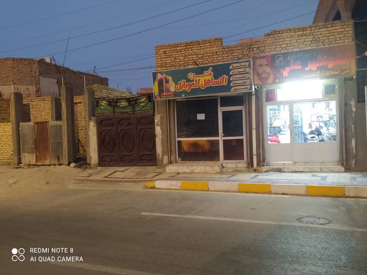 بيت للبيع في حي رافدين قرب تقاطع المحكمه بدايه شارع المعوقين 
تجاري موجهه ع شارع مباشره 
مساحته 235 متر 
واجهه 10 متر / ونزال 23.5
يصلح بنايه تجاريه او مشروع استثماري 
البيت بيه محلات 2 
مواصفات البيت : اربع غرف نوم طابق الاول اثنين والطابق الثاني هم غرفتين مع صاله مع كراج سياره واسع يكفي سيارتين 
للتواصل خاص .
رقمي *********** متواجد واتساب.
