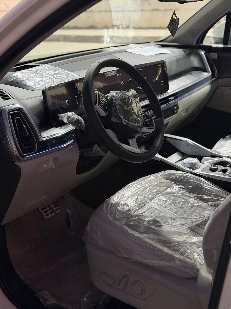 سورنتو 2025 اخت الزيرووو
مرقم بغداد كامل بسمي تايرات بعدهن بخط الشركه 
فابلون شركه بعده على وضع الزيروو 
مواصفات داته شو ويل 20 شاشا كبيره 
بصمه تشغيل عن بعد دبل كامره 
ماوس بردات ابواب جنطه كهرباء 
فولل وبعد بيه هواي مواصفات 
السعر 335 
العنوان بغداد بلديات 
الهاتف ***********
