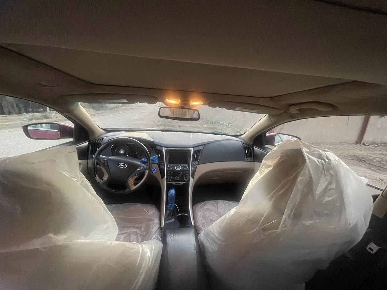 السلام عليكم.  سوناته موديل 2013 امريكي. حادث بسيط جداً خشم الجاملغ امامي السياره بدون تبديل فقط رش جاملغ امامي وشويه بلبنيد. سياره فووول فووول  للاخير 
1-بصمه 
2-بنراما
3-داخل بيجي 
4تبريد قطعتين
5سستم انفنيتي بلادي
6-كشن جلد وكهربائي
7-كشنات تدفئه
8-شاشه وكامره دواره بلادي
9-يدات نيكل
10-اشاره بلمرايه 
وبعد بيها مواصفات هواي  سياره 2400 
مكينه وكير وحداديه  تخم تاير خير من الله من كلشي جاهزه  ماشيه 119 بس 
رقم بغداد مكانه بلحله بسمنه. تحويل مباشر. السعر 115$ وبيها مجال استفسار. اتصل ***********
