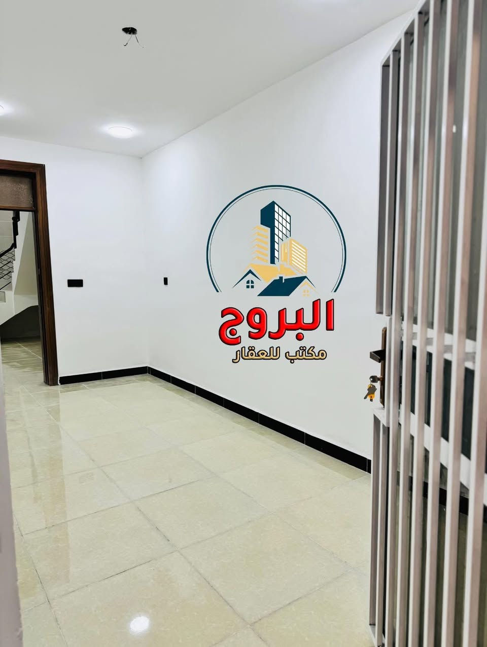 ⚜️  #للبيـــــــع في الـــــــــــدورة  ⚜️
♻️ دار سـكـــــــــني .. ترميم جديد درجة اولــــــئ

🔴 تفاصيل : العقار
🔴 المساحة : 80م 
🔴 الواجهة : 4م
🔴 النزال : 20
🔴 طابق ونص :
🔴 الملكية : طـــــــــابو  ملك صـــــــــرف
🔴 موقع ممتاز  وكافة  الخدمات  متوفرة
🔴 صرف صحي  + كهرباء + ماء  + تبليط  + ارصفة 

♻️ طابق الأول
مدخلين  +  صالة ضيوف  +  مطبخ +  صحيات عدد 1 + غرف النوم  عدد 1  + مناور

♻️ طابق الثاني 
غرف النوم عدد 1    +  سطح

⚠️ العنوان
                      بغداد  ..  الدورة   ..  ابـــــــــودشير
                              قرب شارع  الصيرفة 
                             خلف اسواق خوخة
                              عرض الشارع  10م

_
إذا لم يناسبك هذا العقار، لدينا خيارات متنوعة 
تشمل منازل، وأراضٍ تناسب جميع الأذواق.
________

#لمعرفة ../    السعر #اكتــب   رقم   (  1  ) 
     
🟣👈  (   ليأتي  أليك  الرد  برسالة خاصة  📩   )
((  تعامل والتفاوض مع #صاحب  العقار   حصراً  ))

____________________
  زبائننا  الكرام بكم نرتقي ونتشرف بزيارتكم 
احصل على منزل أحلامك معنا، نحن مكتب عقاري 
موثوق ومتخصص في تلبية احتياجاتك السكنية
لاتتردد في زيارتنا او الاتصال بنا 
___________________________

للاستفسار أي سؤال ___________ الأتصال على 
الرقم 

( *********** )        
⁨
#دمتم__في__رعاية__الله
