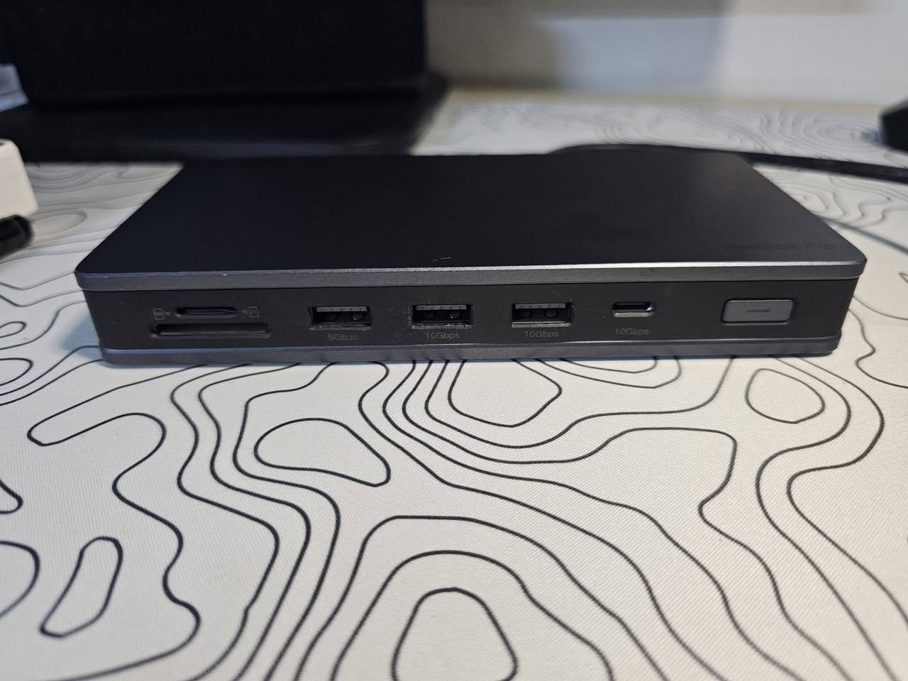 ⚡ للبيع: أدابتر / دوقينك ستيشن احترافي UGREEN Revodok Pro ⚡
للإخوة أصحاب اللابتوبات الحديثة (MacBook أو Windows) اللي يحتاجون يربطون أكثر من شاشة وينقلون بيانات بسرعة عالية، متوفر أدابتر UGREEN Revodok Pro الأصلي بحالة ممتازة جداً ونظيف جداً (مثل ما موضح بالصور).
​🔹 المواصفات والمنافذ المتاحة (كما يظهر في الصور 
• ​منافذ الشاشات: يحتوي على منفذين HDMI لدعم تشغيل شاشات خارجية بدقة عالية.
•  ​منافذ البيانات:
◦ ​منفذ USB-C فائق السرعة (10Gbps).
◦ ​منفذين USB-A بسرعة (10Gbps) لنقل البيانات بسرعة جنونية.
◦ ​منفذ USB-A إضافي بسرعة (5Gbps).
• ​منفذ الشبكة: يحتوي على منفذ Ethernet (Gigabit) لاتصال إنترنت كابل سريع ومستقر جداً للألعاب أو الداونلود.
• ​قارئ ذاكرة: منافذ مدمجة لقراءة ذواكر SD و Micro SD (ممتاز جداً للمصممين والمصورين).
• ​منفذ طاقة: يدعم تقنية الشحن السريع لتغذية اللابتوب أثناء الاستخدام.
• ​التصميم: هيكل معدني متين من الألمنيوم للمساعدة على التبريد وتبديد الحرارة بكفاءة عالية (كما يظهر في التصميم الجانبي بالصور
​🔹 الحالة:
​مستعمل نظيف جداً وبحكم الجديد، شغال 100% وبدون أي مشاكل.
​🟢 السعر: [ 55] الف 
📍 الموقع: [ بغداد / الدوره]
تتوفر إمكانية التوصيل / 
رقم تواصل ***********
