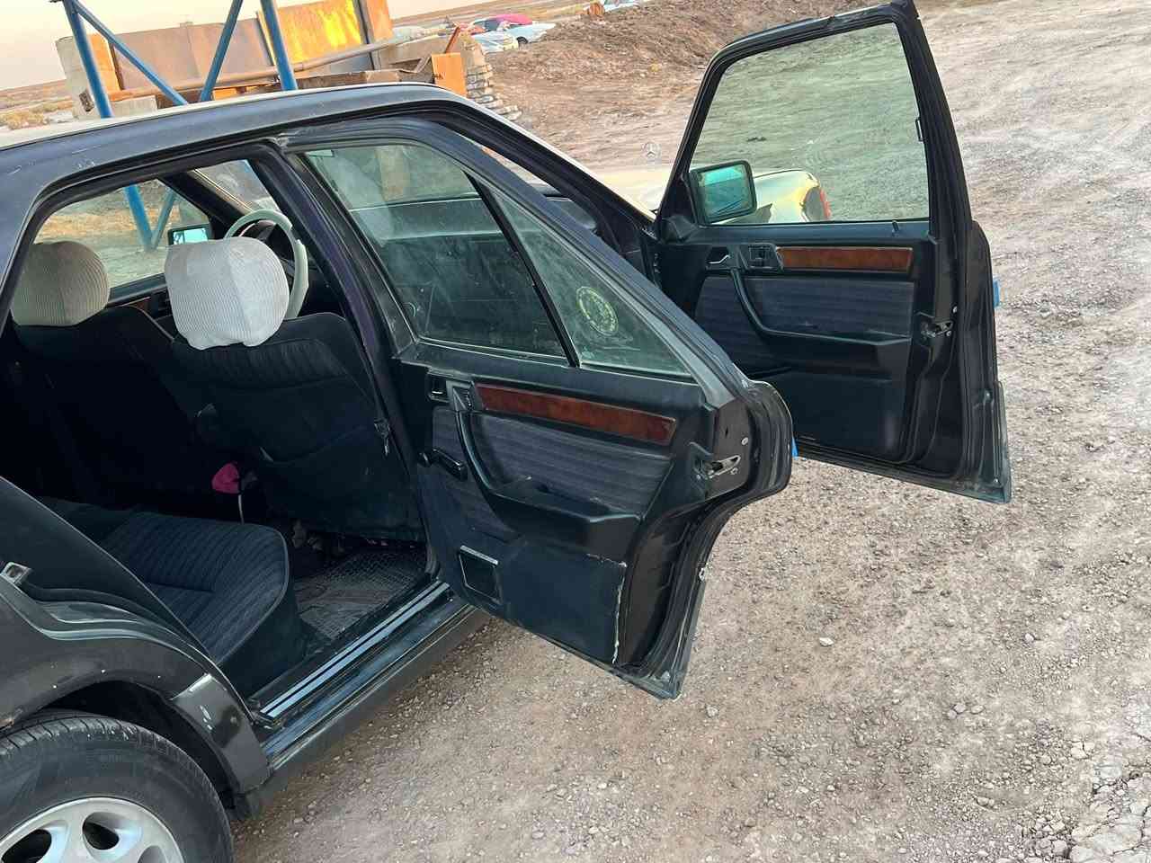 السلام عليكم
سياره مارسيدس دب موديل 91

محور ففيتي ثنين ونص 

تخم تاير شاشه فتحه كشنات كهربائي 

سياره مصبوغه جماليه ابغداد 

بيه صبغ بجاملغ الخلفي ضربه بصيطه 

راعيه موجود ابن عمي رقمه بغداد مشروع وطني راعيه يريد تحويل 

سعر 45وبيه مجال قليل ***********متوفر علواتساب
