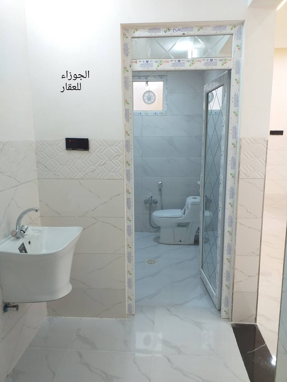 للبيع ... للبيع
دار سكني بناء حديث زيرو في حي الوحدة قرب مدرسة الوحدة الإبتدائية للبنين

سند طابو الزهور شرط التحويل

المساحة ١٠٠ متر / الواجهة ٥ × ٢٠ / طابقين / شروق

الطابق الأول يتكون من غرفة نوم - هول - مطبخ - استقبال منور - كراج - حمام - تواليت خارجي وداخلي 

 الطابق الثاني : ٢ غرف نوم / هول / صحيات / بلكونة

الواجهة حلان - الارضية بورسلين والجدران سيراميك - سقوف جبسن بورد ومغربي - نظام دكتات مركزي

السعر ١٤٥ مليون
الدلالية ١%

للتواصل مراجعة مكتب الجوزاء الكائن نهاية السايدين المؤدي الى مدرسة الوحدة وجامع الرحمن

او الإتصال على الأرقام التالية في الأوقات من الساعة ١٠.٣٠ صباحاً لحد الساعة ٩ مساءً :
***********
***********

لعرض عقاراتكم من بيع وإيجار راسلونا عبر صفحتنا او إتصلو بالأرقام أعلاه او زورو موقعنا

تابعو صفحتنا لتصلكم عروضنا اولاً بأول

#مكتب الجوزاء للعقار وسيطك العقاري الافضل
