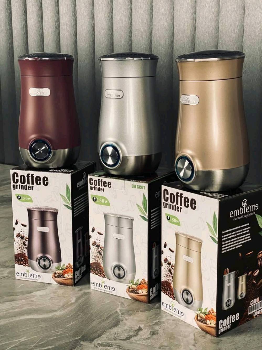 طاحونة مميزة من Emblem بتصميم عصري وألوان فخمة تناسب كل مطبخ.
المواصفات:
⚡ قدرة 150 واط حقيقي
🔪 سكاكين ستيل حادّة لطحن ناعم ومتجانس
☕ تطحن: قهوة، هيل، بهارات، مكسرات
🔘 زر تشغيل أمامي سهل الاستخدام
🧼 سهلة التنظيف
🎨 متوفرة بعدة ألوان أنيقة (خمري – فضي – ذهبي)
المميزات:
طحن سريع خلال ثواني
حجم عملي للاستخدام اليومي
تصميم ثابت وآمن أثناء التشغيل
مثالية للبيت، المكتب، أو كهدية

للحجز والأستفسار مراسلة خاص الصفحة 📨📩 
او التواصل على الرقم ***********
التوصيل لجميع المحافظات 🇮🇶