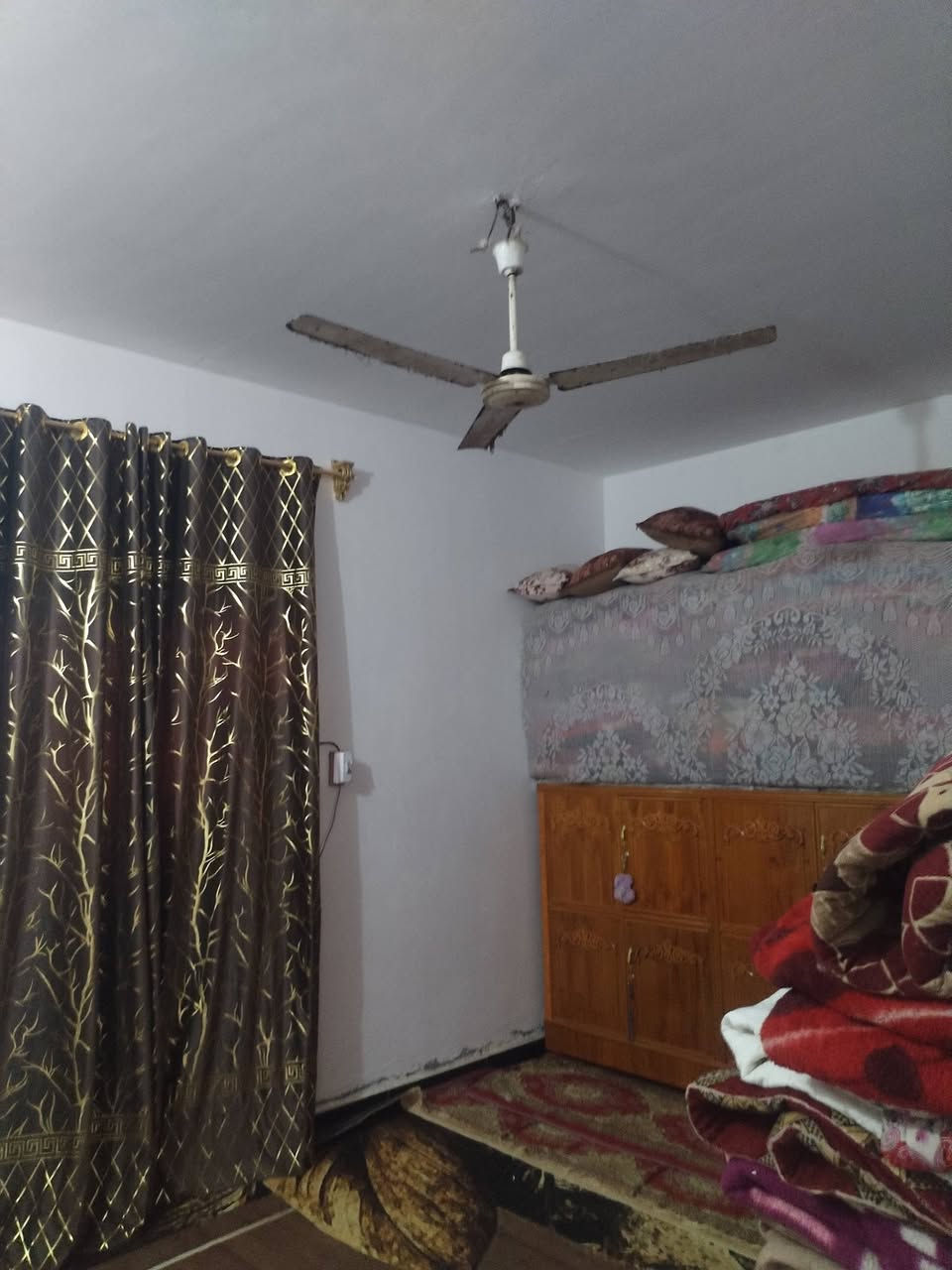 سلام عليكم بيت للبيع مساحتها 125 زراعي قرب شارع 30 بيت واحد عن شارع 30 بي قرفه مطبخ وصاله صحيات خارجيه بيت كامل خدمات كامله
***********
