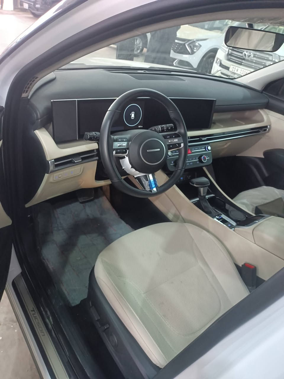 السلام عليكم ورحمة الله وبركاته للبيع توكسان 2025فول مواصفات بأن روما  بصمه ابواب جنطه كهربائية  مفوله مواصفات كفاله عامه ماشيه 9الف مكان واسط صويره الانتصال ***********
