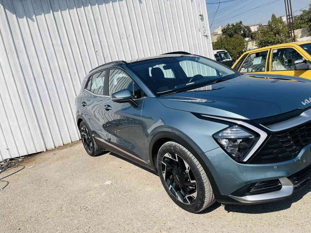 السلام عليكم
عندي سبورتج 2023 خليجي وكالة نيم اربيل 

فول مواصفات عدا تبريد الكشنات وكرسي السكن عادي مو كهرباء 

السيارة بنوراما 

حساسات امامية خلفية وجوانب 

هاندبريك كهرباء 

مساعد نزول منحدرات 

اوتو هولد 

مانع تزحلق 

بجم مغلف ppf

بيها شخوط بالدعاميه ولكن بس بل ppf  

السيارة ماشية 54000 الف كيلو 

مكان السيارة بغداد 

رقم الهاتف ***********
سعر السيارة 22000الف
