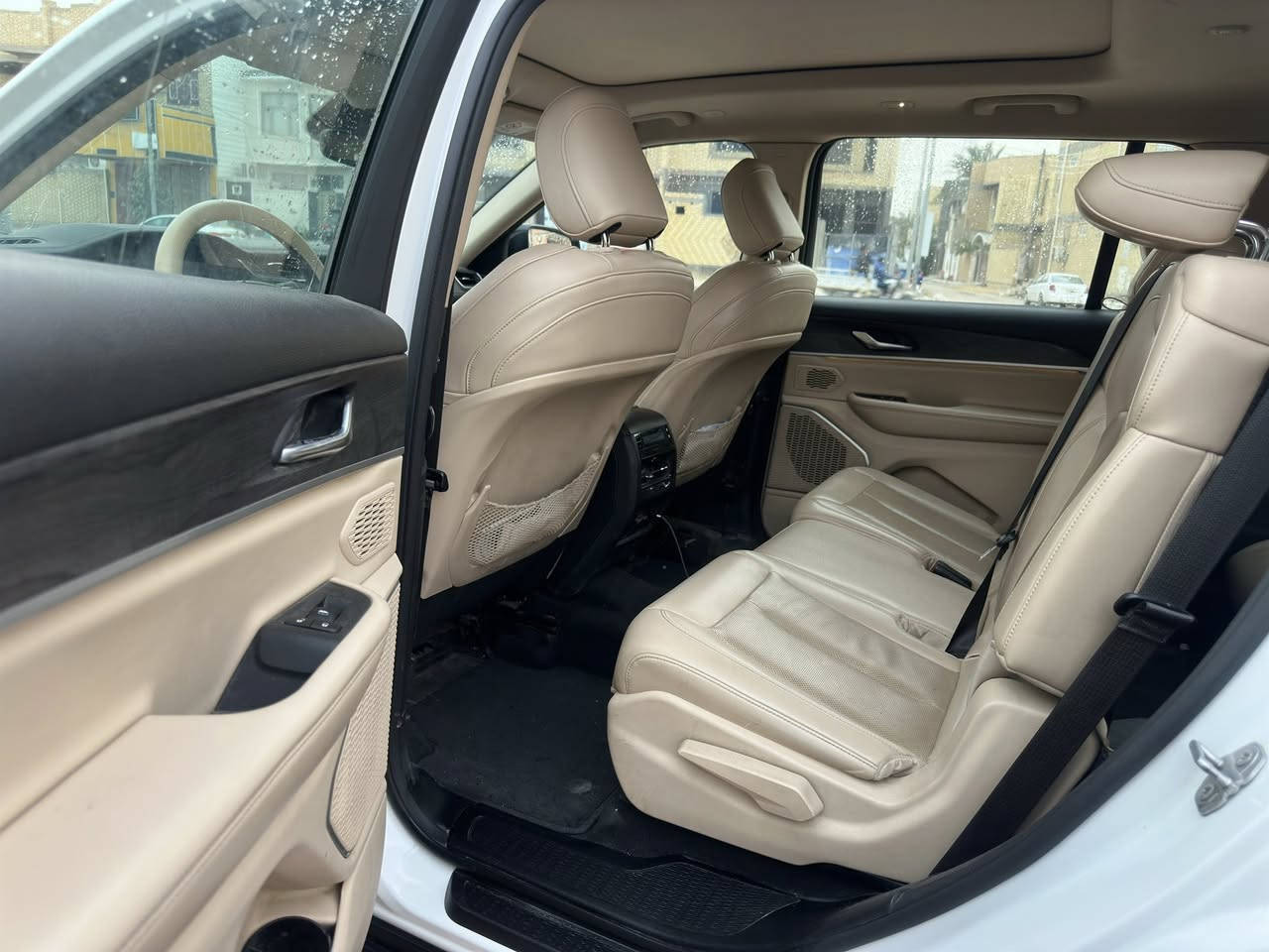 سيارة جيب شيروكي لميتد 7 راكب خليجي موديل 2022، 6 سلندر، ماشية 82 الف، فول مواصفات، فتحة بالقمارة وتحكم ستيرن، 3 قطع تبريد. 
بيه بارد بسيط جدا بالبنيد.
تحويل مباشر بأسمي رقم بغداد 
ما متواجد على الفيس 
رقم الهاتف ***********
