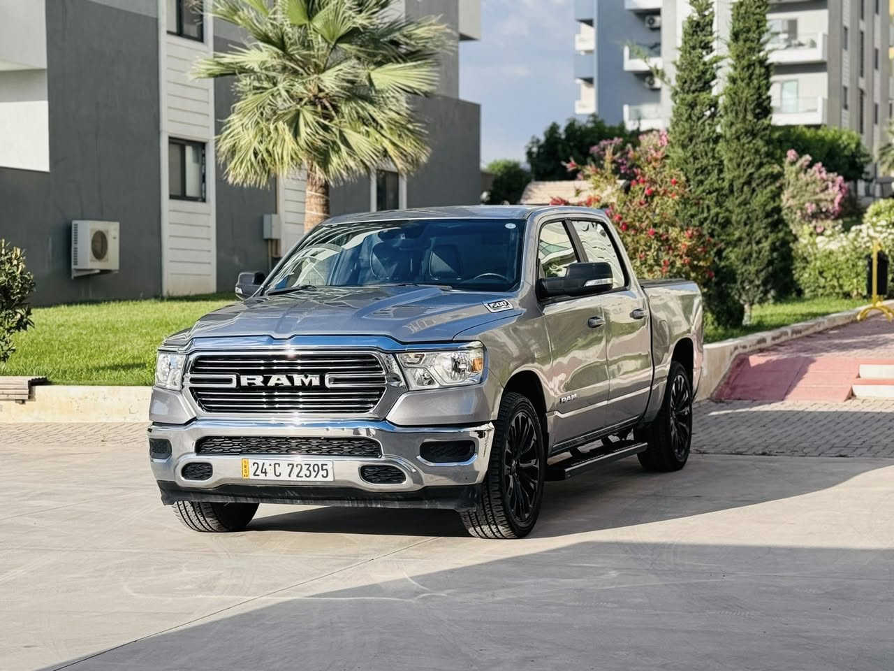 السلام عليكم 
دوج رام  موديل 2024 .V8
باب طويل بودي قصير مرغوب 
مواصفات Laramie 
فول معده فتحه 
ضررها موضح بل صور . ايرباك فقط تكمه طاك 
بجم كةبس برغى ممفتوح 

السعر   235$ و مجال 

مرقم جاهزه سنوى لل 2031 
بصمة . شغال 
رادار اوتوو استوب . Stop auto
كشن جلد + هيتر ♨️+ بارد ❄️ 
كشن ميمورى 
فول ويل 4/4 
استرين هيتر 
ماشيه 36 الف ميل 
سمعات ماركه Alpine
ليت خلف ليت 
سياره بدون نقص
عنوان اربيل 
*********** واتس موجود
***********
