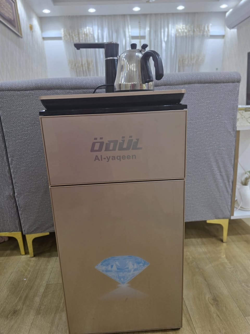 للبيع: 
براد ماء (تحميل سفلي) بحالة جيدة جداً
​المواصفات والتفاصيل بكل أمانة:
​نوع التحميل: تحميل الماء من الأسفل (مريح جداً وعملي).
​الحالة العامة: البراد شغال ونظيف جداً.
​التسخين: الغلاية (الماء الحار) شغالة بامتياز وبدون أي مشاكل.
​التبريد: الماء البارد حالياً متوقف (عاطل)، ولا أعرف سبب العطل بالتحديد.
​ملاحظة السعر:
البراد تم شراؤه أصلاً بسعر 225 ألف دينار. وبسبب العطل البسيط في التبريد، السعر متروك للمشتري: "انطي السعر اللي يرضي الله ويكون منصف للطرفين وتدلل".


**إذا كنت صاحب هذا الإعلان وتريد حذفه لأي سبب، رجاءا أرسل رسالة إلى الدعم الفني**