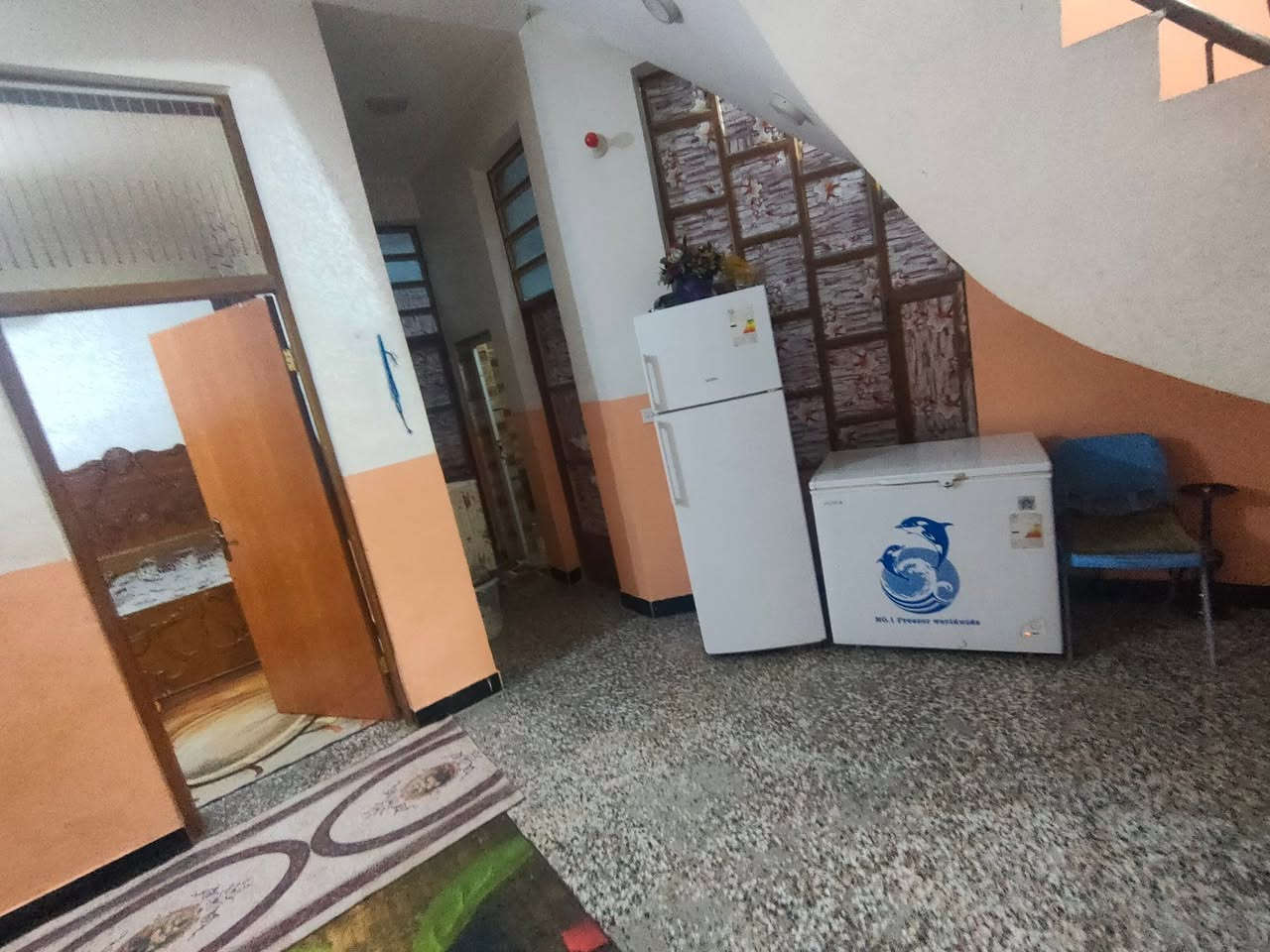 بيت مساحة 150 طابو صرف استقبال غرفة النوم مطبخ صاله حمام مشترك داخلي وخارجي 2منور وكراج  الطابق الثاني 3غرف نوم صاله حمام مشترك وبيتونه بيت كامل ما ناقصة أي شي جسر ديالى شارع المصرف دفافعه فرع الصيدلة للاستفسار اتصل ***********
