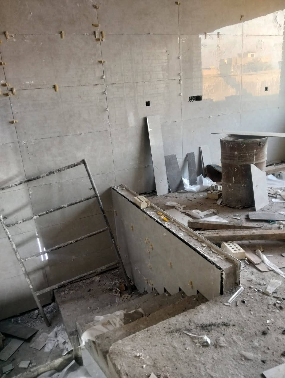 الكادر مصري مستمر وياكم بصنع الفخامة في البورسلين و المرمر والكاشي ارضيه وجدرن موجود بغداد وتسب واتصل بالخدمه  ***********
