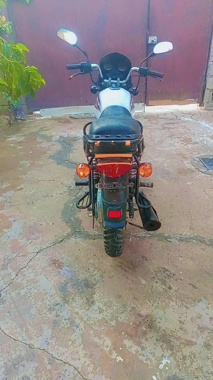 السلام عليكم للبيع دراجه بوكسر 18 بدون اوراق محرك دايوان خمسه كير دراجه جديده محرك كهربائيات اوياله تايرات كلها نظيفه السعر 450 مكان بعقوبة زهره ***********
