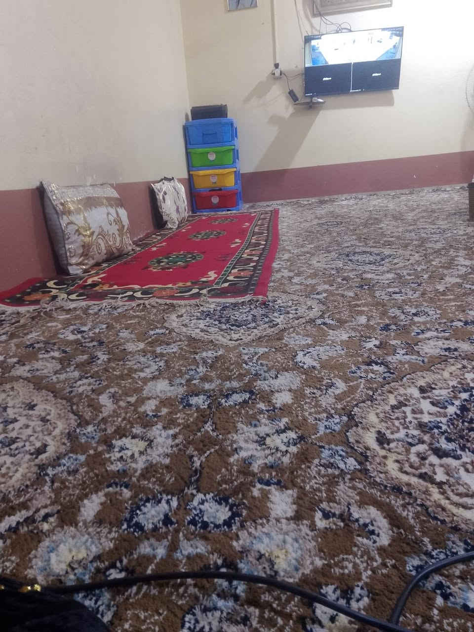 بيت حواسم مساحته 200متر كامل من كلشي مكان الموفقيه شارع الدنك سعر 20وبي مجال ***********
