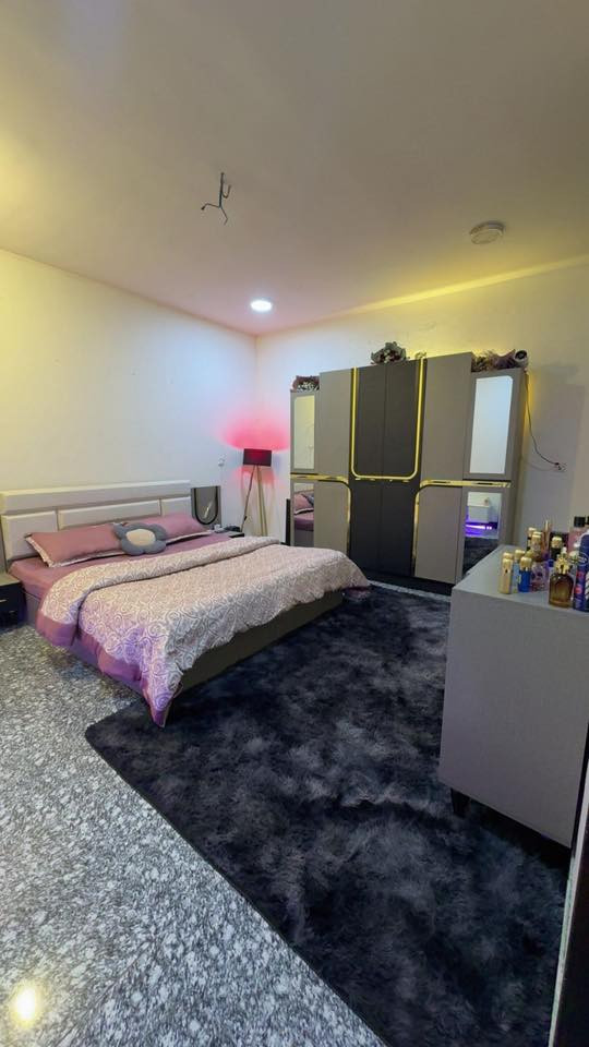 السلام عليكم غرفه نوم تركيه قبل شهر اخذتها وهسة اريد ابيعها بيها ضرر موضح بالصورفقط بالمرايه عارضها 575 وبيها مجال مكاني الدوره الاثوريين 
*********** واتساب
