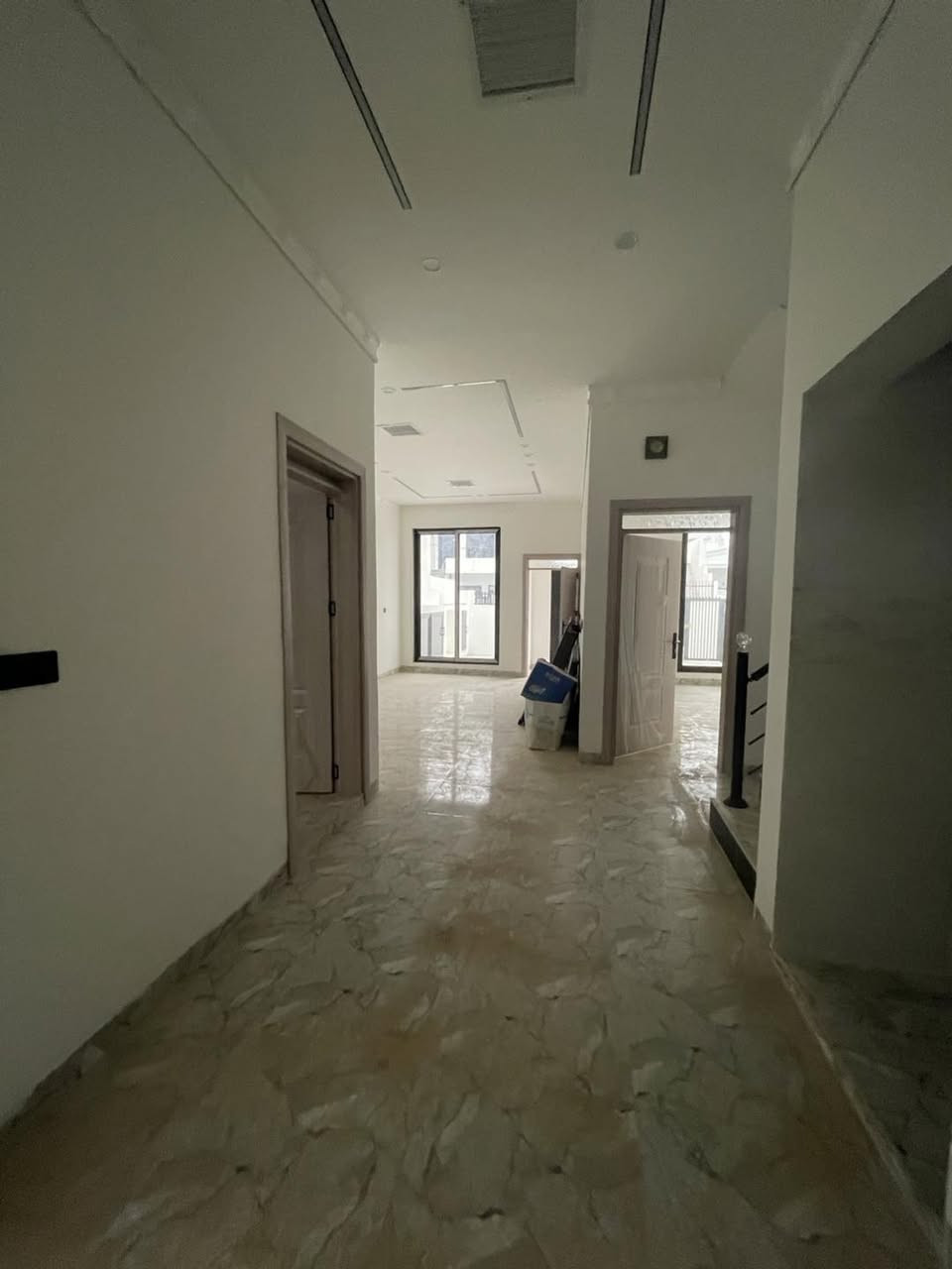 خانوی ١٥٠ مەتری بۆ فرۆشتن بە نرخێکی گونجاو 
دوو ژوری نوستن هۆڵ و مەتبەق ق میوان و حەوشەیەکی گەورە 
بۆ زانیاری زیاتر پەوەندی بەم ژمارانەی خوارەوە بکەن

بیت ١٥٠ متر للبیع بسعر کلش مناسب 
نومین هول متبغ استقبال کراج سیارە 

0770 991 51 51 
0770 232 73 43
