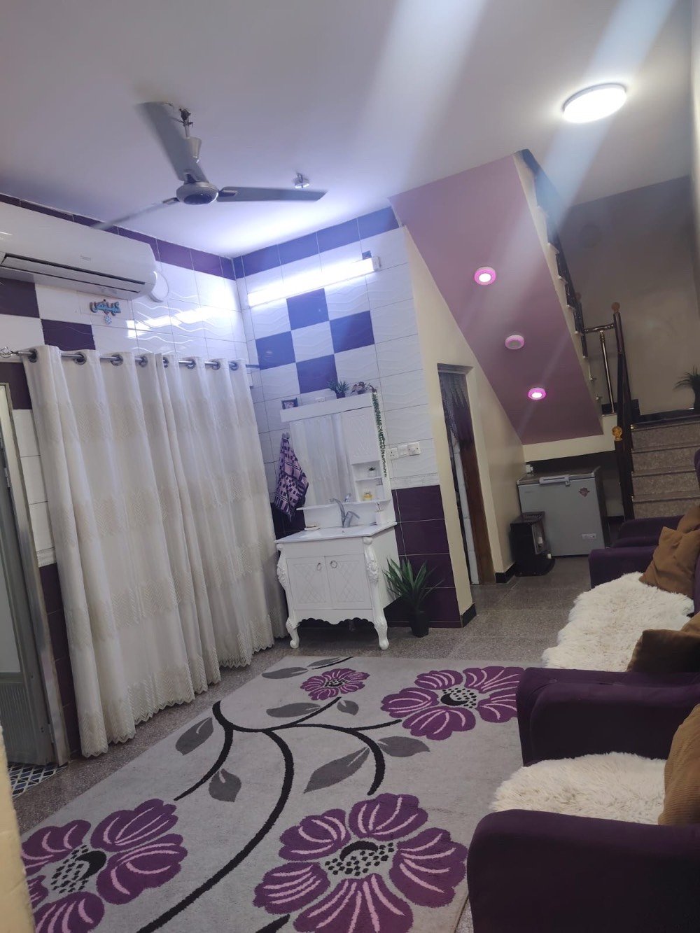 دار مساحة 80 متر في حي العامل موقع خدمي مطل على السريع 
بناء حديث يحتوي على : الطابق الارضي استقبال + حولي + مطبخ + صحيات + منور (يصلح حمام حار )
الطابق الاول : غرفتين نوم + صحيات 
الطابق الثالث : بيتونه + سطح
***********
***********
***********