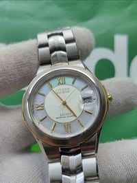 ساعة سيتزن اصلي مكينة بطارية ويمكن شحن البطارية  عن طريق اي مصدر ضوئي(...