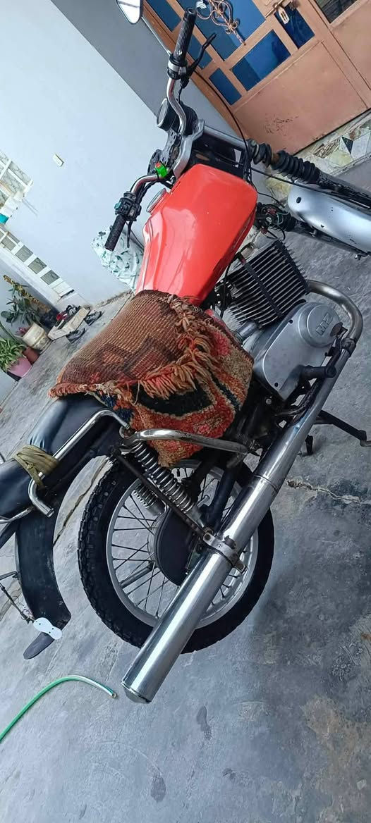 السلام عليكم  
دراجه mz 82 مكينه كصه 5 مجفته جديد 
فقط لحكم جوه الكشن  بدون رقم  لاستفسار على الرقم ***********
