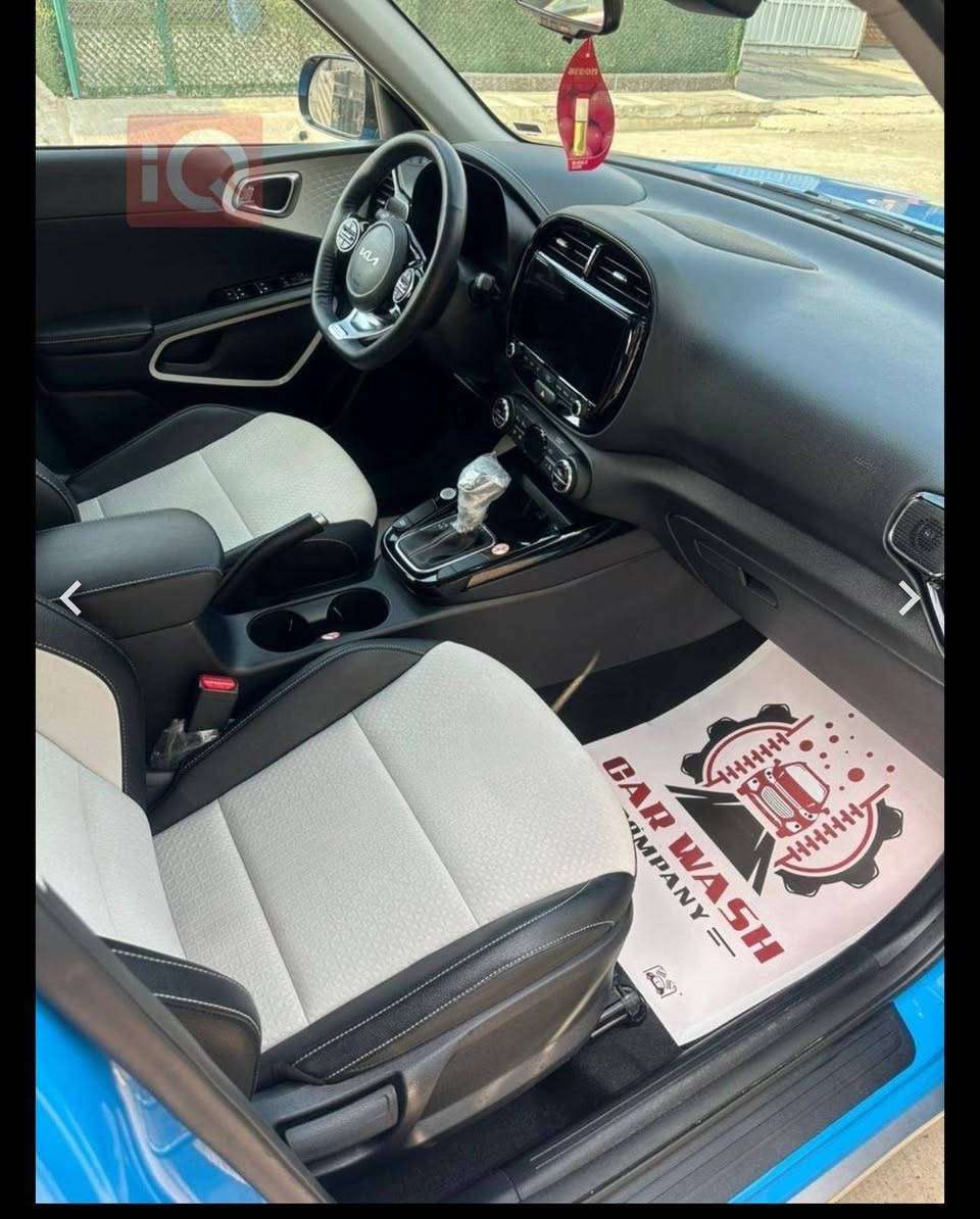 kia Sol GT Lin 2024
السلام عليكم 
للبيع.. وارد امريكي رقم بغداد  بأسمي
المحرك: 4 أسطوانات، سعة 2.0 لتر.دوش
القوة: 147 حصان عند 6200 دورة في الدقيقة.
عزم الدوران: 132 رطل-قدم (حوالي 179 نيوتن متر).
ناقل الحركة: أوتوماتيكي ذكي متغير (IVT).
نظام الدفع: أمامي (FWD).
استهلاك الوقود: 30 ميلاً للغالون (حوالي 7.8 لتر/100 كم). 
التصميم الخارجي (GT-Line):
الشبك: شبك أمامي بلمسات رياضية.
المصابيح: مصابيح أمامية LED.
الجنوط: ألومنيوم مقاس 18 بوصة.
اللمسات الرياضية: صدامات أمامية وخلفية رياضية، 
المقصورة الداخلية والتقنية:
الشاشة: شاشة لمس مقاس 10.25 بوصة مع نظام ملاحة، بلوتوث، وApple CarPlay & Android Auto.
المقاعد: مقاعد مزينة بجلد SynTex والقماش، مع تدفئة المقاعد الأمامية.
المقود: مقود رياضي بفتحة سفلية مسطحة.
الإضاءة المزاجية: مصابيح صوتية تتفاعل مع إيقاع الموسيقى.
شاحن لاسلكي: متاح للهواتف الذكية. 
الأمان والسلامة:
وسائد هوائية: أمامية، جانبية، وستائرية.
مساعدة السائق: نظام تجنب الاصطدام الأمامي، مراقبة النقطة العمياء، وتنبيه حركة المرور الخلفية.
الثبات: نظام التحكم الإلكتروني بالثبات (ESC). 
تتميز كيا سول 2024 GT-Line بتصميمها الشبابي ومساحتها الداخلية

متواجد خاص بغداد, العراق


**إذا كنت صاحب هذا الإعلان وتريد حذفه لأي سبب، رجاءا أرسل رسالة إلى الدعم الفني**