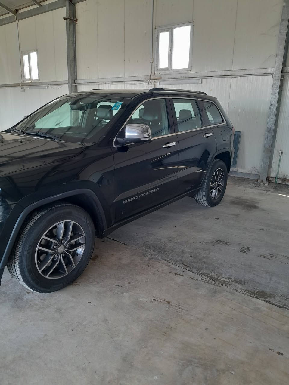 سلام عليكم جيب لاريدو للبيع وارد كندي موديل ٢٠١٧ فول مواصفات ما عدا الفتحة وفورويل المواصفات الي بيهة جنطة كهرباء دمام وكشنات كهربائيه وجلد بصمة بيبان والتشغيل عن بعد محرك ٣٦٠٠ وكير ٨ نمر مكفولة من الضربة والتبديل بس بيهة قطعة واحده صبغ حدادية وتايرات خير من الله كهربائيات كلهة شغالة على وضع الشركة سنوية جديدة وهزه جديده سعر السيارة ١٩٥ وبية مجال مكان السيارة بغداد الحسينيه الراشديه شارع المرور رقم الهاتف ***********
