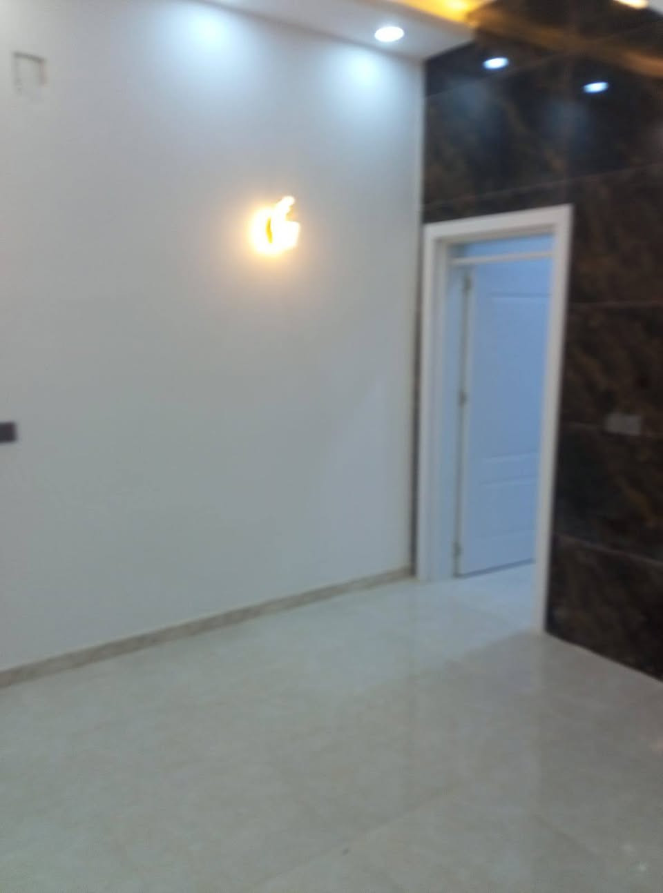 ياالله ياالله 
يوجد بيت للبيع في حي الاطارات 100م على حديقه قريب على شارع الكيات تسليم مفتاح اليوم كمل طابقين ثلاث غرف نوم واستقبال ومطبخ وصحيات خارجية وداخليه  الاتصال على الارقام التاليه ***********. أو ***********  واتساب
