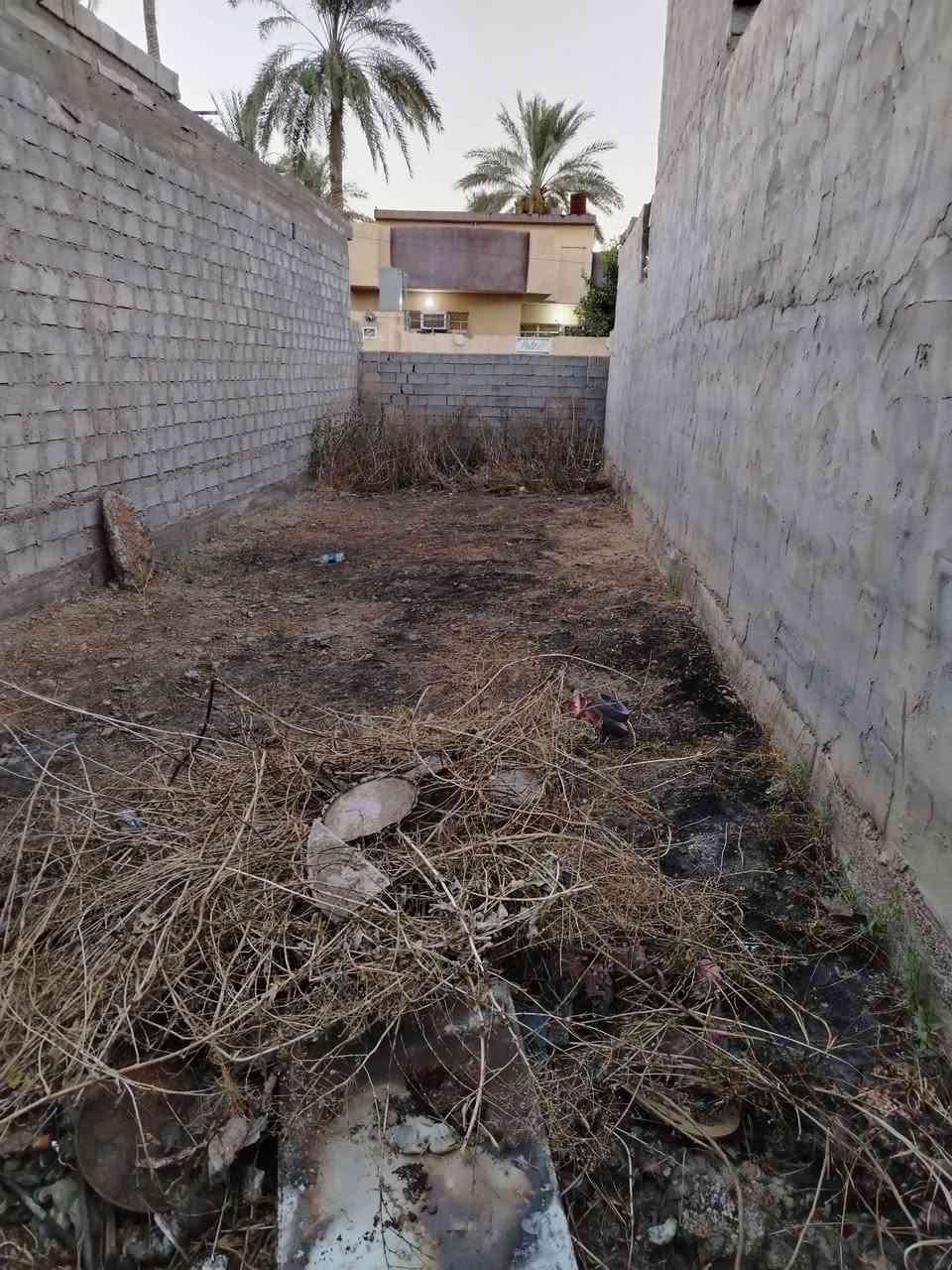 السلام عليكم قطعه أرض المساحة ١٠٠ متر للبيع مسيجه بلوك وباب العنوان الراشديه نزله جمال السمكري الاستفسار أكثر ***********
