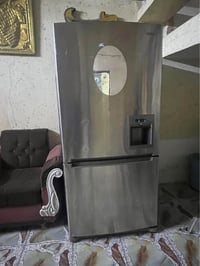 ثلاجه ومجمده سامسونك نضيفه شغاله وعلى الفحص سعرها300 وبيه مجال المكان ...
