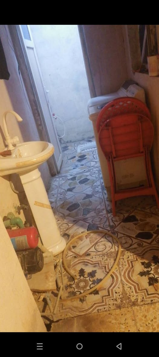 بيت زراعي لبيع مساحه 100 متر غرفه و مطبخ و ديوانيه و حمام داخلي و خارجي عنوان ناصريه الزناويه مقابيل مركز السعر 56 و بيه مجال ***********
