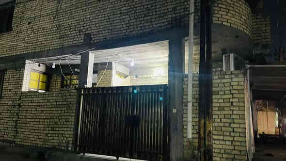 السلام عليكم دار للبيع 140 متر بغداد حي الامين  قرب مطعم الرياضي
على شارع تجاري يحتوي على 3 محلات 
3 طوابق الطابق الاول استقبال' غرفة نوم 'صالة 'مطبخ خارجي'حمام خارجي وداخلي الطابق الثاني 4 غرف نوم وحمام الطابق الثالث بيتونة وسطح سعره ٣٢٠ وبي مجال للاستفسار 
***********
