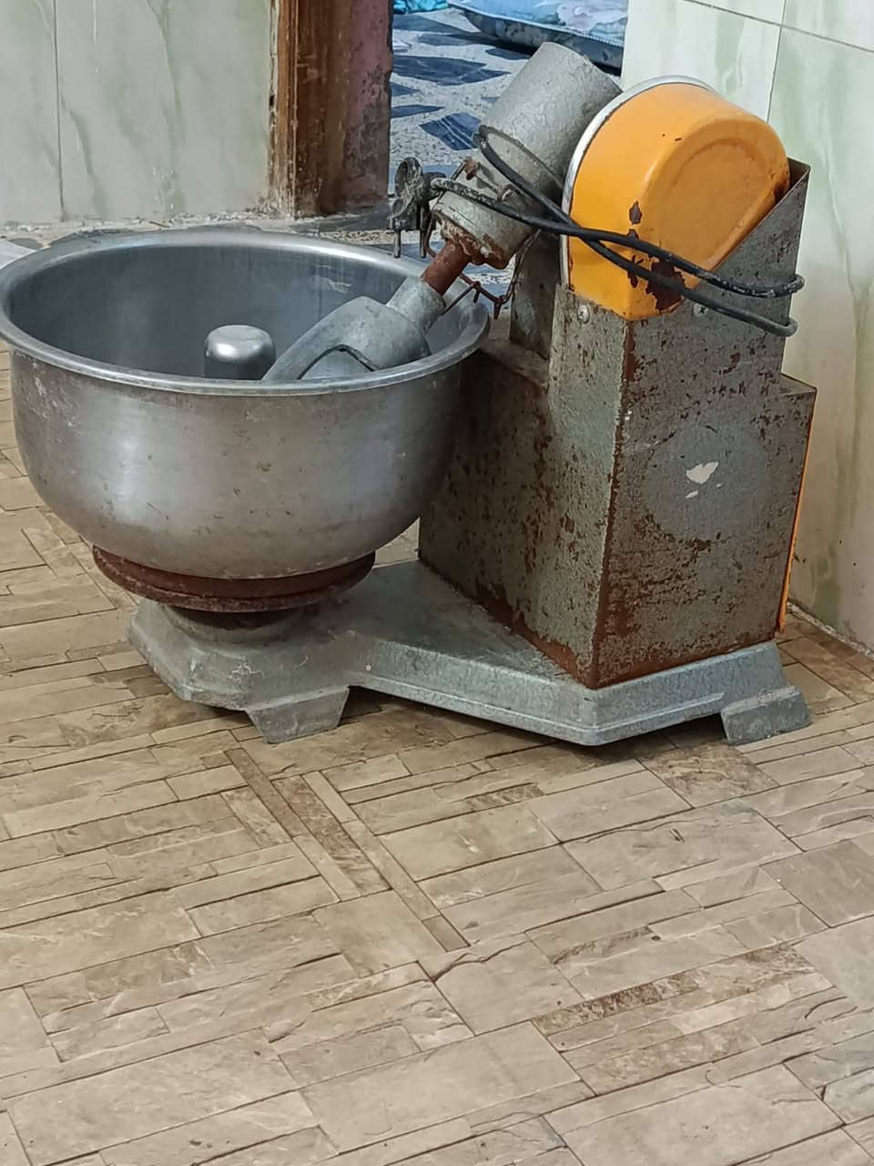 غراض مستخدمه للبيع
عجانه شرط الشغل السعر ١٠٠ 
غساله النوعيه الاصليه امريكي تشتغل نص وتوكف السعر 150
غرفة اخشاب السعر 650
العنوان البصره القبله 
رقمه الهاتف ***********
