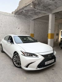 لكزس ES350 2023 لون ابيض لؤلؤي  السياره كلها كبس كلين  داخل سيرفس شركه...