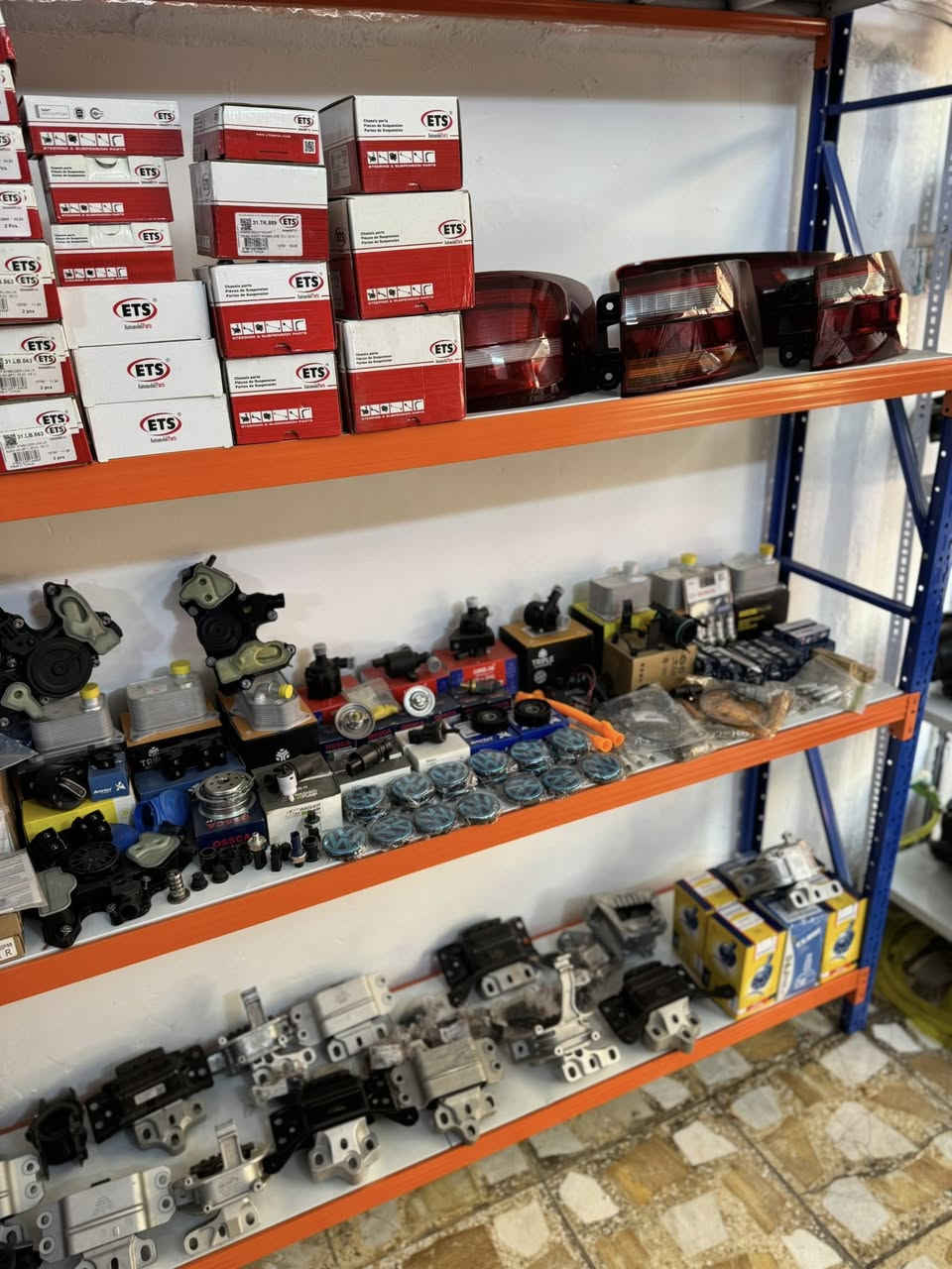 تحية طيبه للجميع 
يتوفر لدينا قطع غيار السيارات الالمانيه الفولكس واكن بجميع الموديلات جديد ومستخدم 
عنوان بغداد شارع النضال ***********
