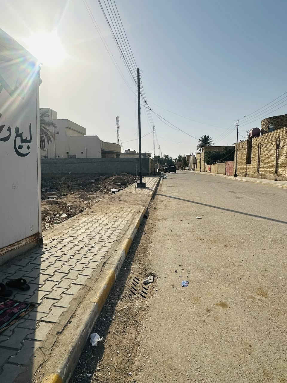 السلام عليكم
قطعة ارض للبيع تقع على شارع عام المساحة 832م       ( العرض 26*32 الطول ) جميع الخدمات متوفره الموقع دوانم دور نفط على طريق شركه نفط ميسان 
للاستفسار الاتصال على الرقام الاتية:
***********
***********
