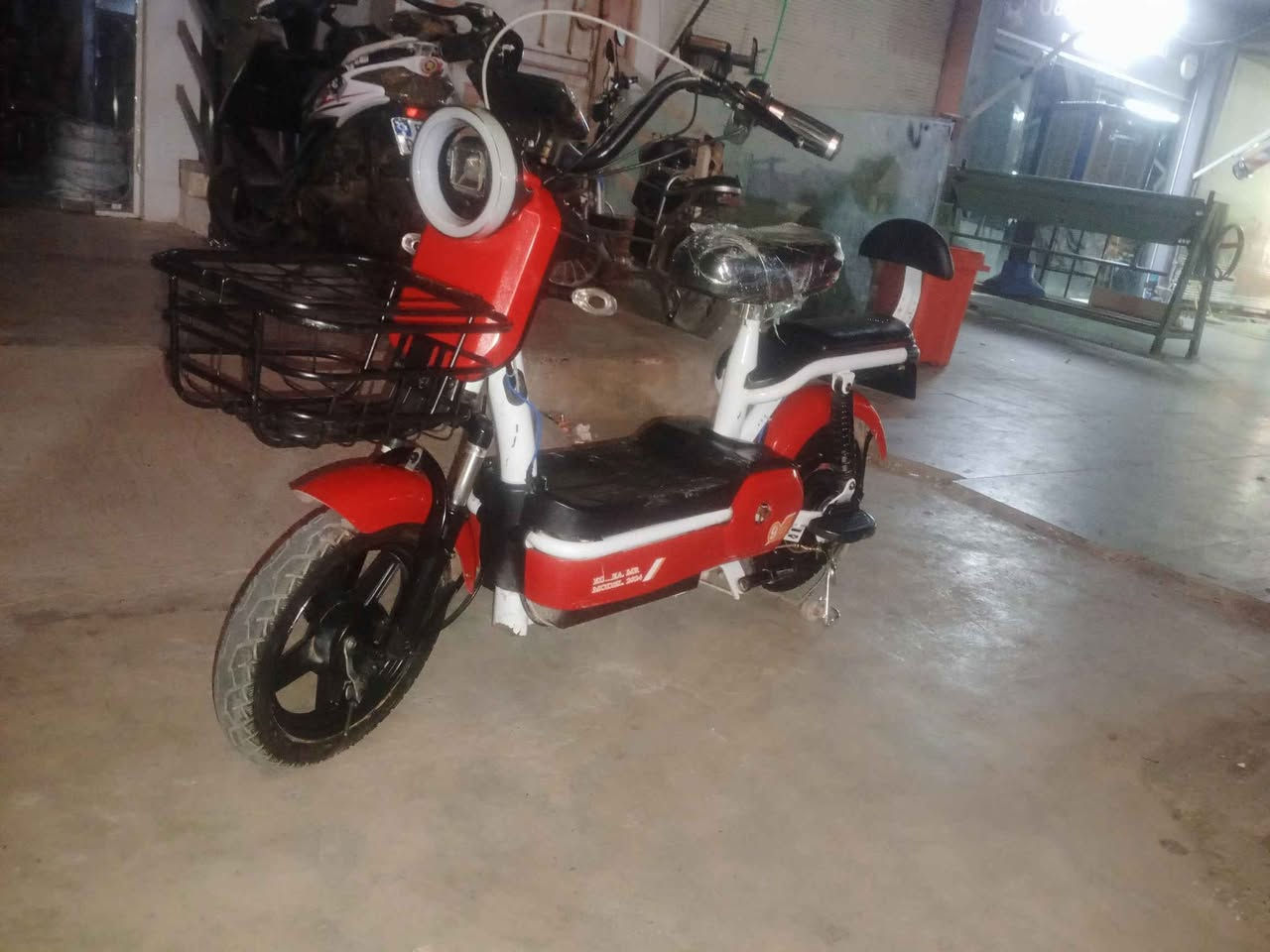 ماطور شحن حجم 14 اخو الجديد فول بطاريات بشرط جديد سرعه 99 أربيل هفلان سعر 230الف ومجال 
*********** أربيل, العراق
