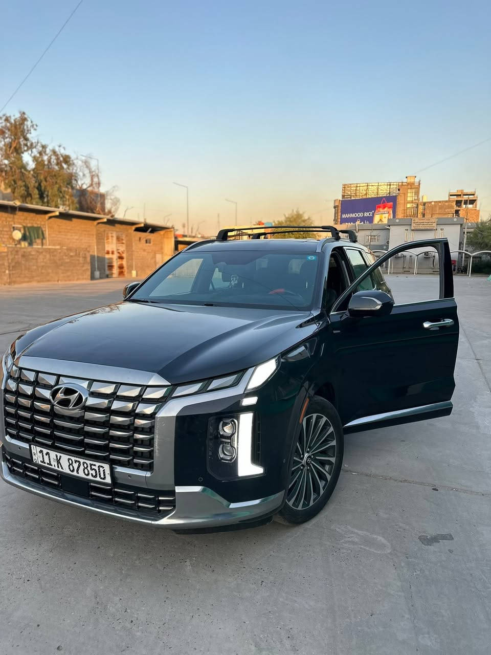 السعر.  340$
للتواصل***********📞☎️
معلومات السيارة 👇🏻
حادث.  كما موضح بصوره دعاميه فقط بدون دواخل و بدون ارباگات 

Hyundai Palisade موديل 2024 فئة 
كولكرافي فول موصفات 
هاي مواصفاتها
أعلى فئه 1/1

    محرك V6 سعة 3.8 لتر
* قوة 291 حصان
* عزم 262 lb-ft (حوالي 355 نيوتن)
* جير أوتوماتيك 8 سرعات
* دفع رباعي HTRAC AWD ستاندرد بالنايت إديشن (مو دفع أمامي)
* وضعيات قيادة: Comfort / Sport / Smart / Eco
* وضعيات للثلج والسحب: Snow Mode + Tow Mode
* 7 ركاب (كرسيين كابتن بالنص)
* شاشة عدادات رقمية 12.3 إنج
* شاشة معلومات وسطية 12.3 إنج
* الكشن يحتوي على مساج 
* نظام صوت Harman Kardon قوي بـ 12 سماعة
* سقف بانوراما مزدوج
* تبريد + تدفئة للمقاعد الأمامية والخلفية
* مقود مدفأ
* شحن لاسلكي للموبايل
* تشغيل بصمة/زر
* إضاءة داخلية Ambient
* مراية وسطية رقمية (كاميرا)
* كاميرات 360°
* 6 كامرات
* مع داش كام بلادي 
* Parking Assist وصف ذاتي أحياناً حسب السوق
* ذاكرة للمقاعد
* ستائر خلفية كهربائية ببعض النسخ  

الأمان والسلامة

* رادار أمامي
* مثبت سرعة ذكي (Adaptive Cruise)
* Lane Assist (يبقيك داخل المسار)
* Blind Spot Monitor (تحذير النقطة العمياء)
* فرملة طوارئ تلقائية
* كاميرات 360
* حساسات أمامية وخلفية
* تنبيه حركة خلفية
* مراقبة انتباه السائق
* Airbags كاملة للصفوف الثلاثة
* تقديم وتأخير من رمونت
* سيارة رقم بغداد ماشيه 40الف
* شاشه معربه
