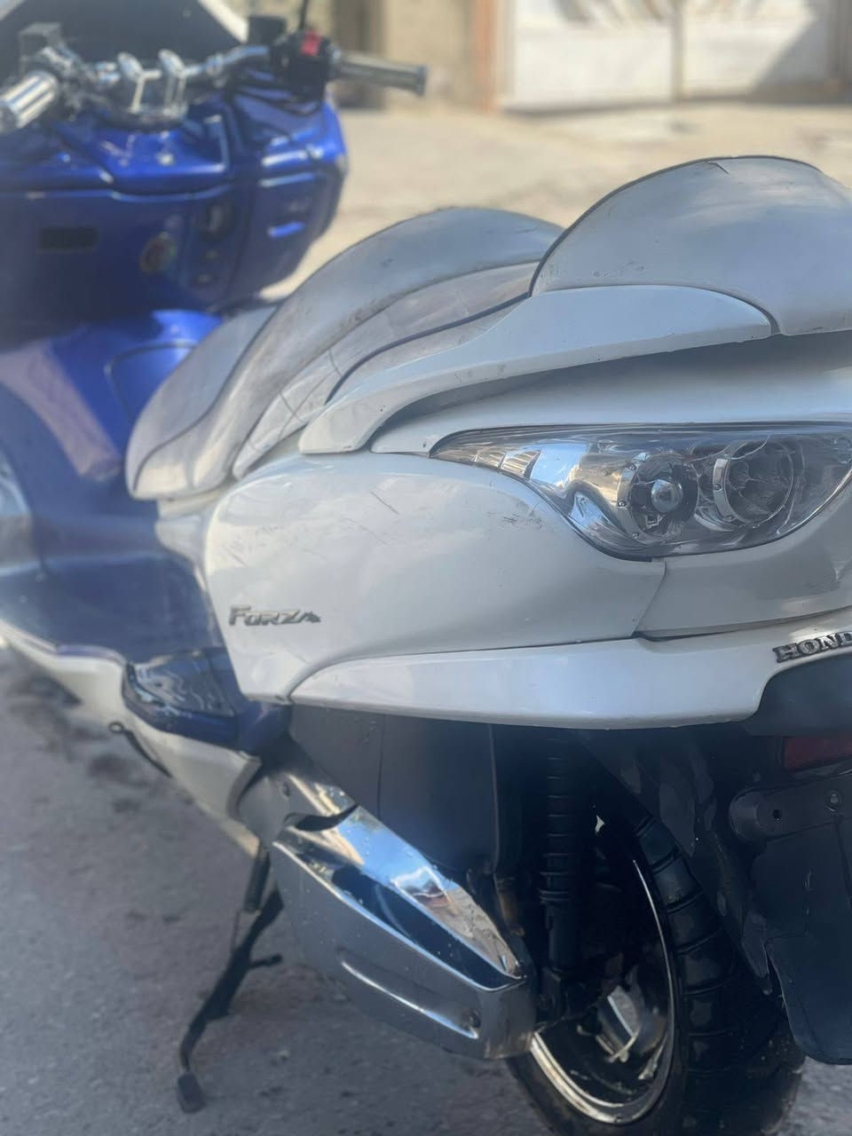 السلام عليكم
فورزه 0.9 كرستال ٧كير
دراجه مكينه وكير وكلجات كفاله 
ماشيه ٢٦ الف دهن اصلي وبانزين كله محسن بيها كم ملاحظه بل كفرات بس الباقي مكفول
سعرها مليون و200وبيها مجال للشراي 
مكاني بغداد. الشعب
***********
