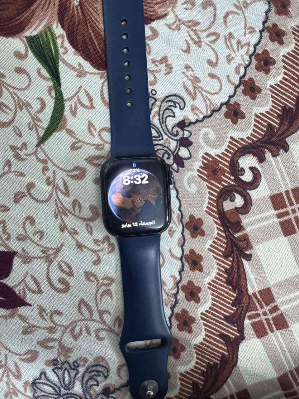📢 للبيع: ساعة Apple Watch Series 7 (حجم 41mm) - نظيفة جداً مع كامل ملحقاتها
المواصفات والتفاصيل:

 الموديل: Apple Watch Series 7.

 الحجم: 41mm (حجم مريح ومناسب جداً لليد).

 اللون: كحلي مميز (Abyss Blue) مع سير سيليكون أصلي نظيف.

 صحة البطارية: 87% (أداء ممتاز يخدمك يوم كامل براحة

 النظام: تدعم اللغة العربية بالكامل والمكالمات، الإشعارات، الخرائط، والتطبيقات المضافة (مثل تطبيق "تسبيح الزهراء").

📦 الملحقات المشمولة مع البيع:

1. العلبة الأصلية (الكارتونة) الخاصة بالساعة.

2. الشاحن الأصلي من شركة Apple.

3. سير (قشاط) إضافي لتغيير المظهر.

🔎 الحالة العامة:

 الساعة أصلية 100%، مستخدمة بعناية فائقة وبحالة ممتازة وجاهزة للاستخدام فوراً (جميع الصور حقيقية للساعة وتوضح نظافتها).

السعر النهائي 185و بيها مجال حك الجية


**إذا كنت صاحب هذا الإعلان وتريد حذفه لأي سبب، رجاءا أرسل رسالة إلى الدعم الفني**