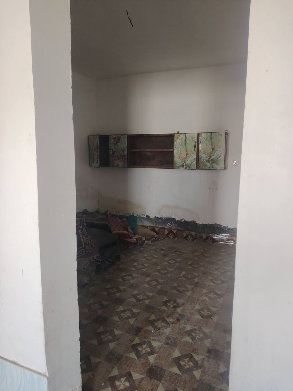 سلام عليكم بيت البيع عد ال معالي ١٠٠ متر بي غرفه وبراني وصحيات وهول ومطبخ مرمم جديد خدمات ماي وكهرباء وقريب عل شارع العام ١٣ مليون وبي مجال زراعي مكاتبه فقط ***********
