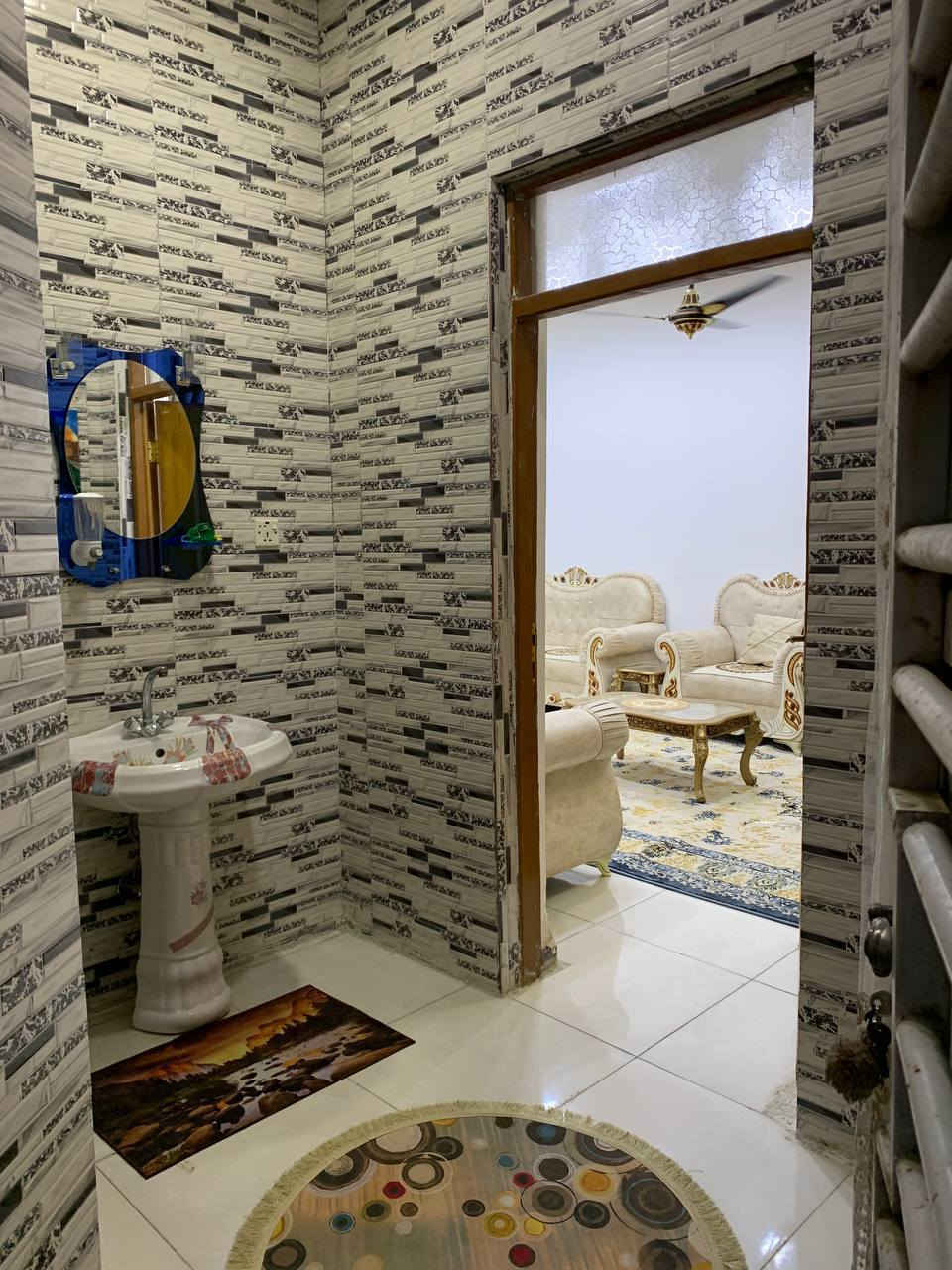 بيت للبيع طابو زراعي سند ٢٥
العنوان التقية الثالثة بجانب مدرسة البشير قريب ع الشارع العام 
المساحة 204 متر مربع واجهه 10متر ونزال 20 متر و40 سم 
بناء حديث درجة اولى طابوق بالكامل وكونكريت أساس وسقف 
طابقين الاول يحتوي غرفتين صالة مطبخ استقبال ومجمع صحيات داخلية وخارجية وكراج ومنورين 
والثاني يحتوي صالة كبيره على عرض البيت وسطحين 
مجاري وتبليط لحد باب البيت وكهرباء ومولدة وماء بالباب 
وبجانبه مدرسة ويطل على شارع 8 متر 
البيت بناء حديث درجة اولى نظيف مع منظومة كاميرات
للاستفسار اكثر خاص او الاتصال على الرقم التالي 
***********
