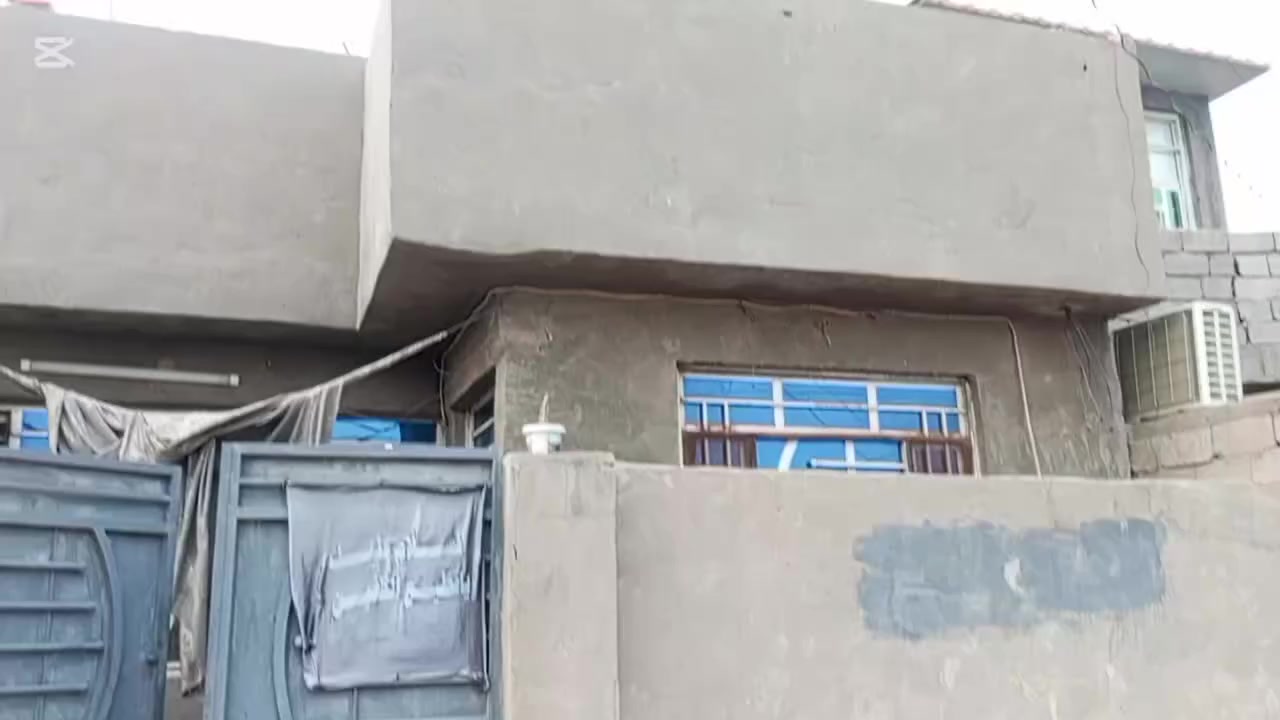 البيت مساحته 100 مربع مثل ما موضح بالفيديو المطبخ   سيراميك و البيت كله كاشي و البيت اعلى من الشارع   و مسلح و يحتوي على استقبال و صاله و مطبخ و غرفه و ترك و تواليت خارجي و حمام البيت مكانه بالمشتل 
السعر 45 و بي مجال 

0772 782 4787
0771 267 5269
