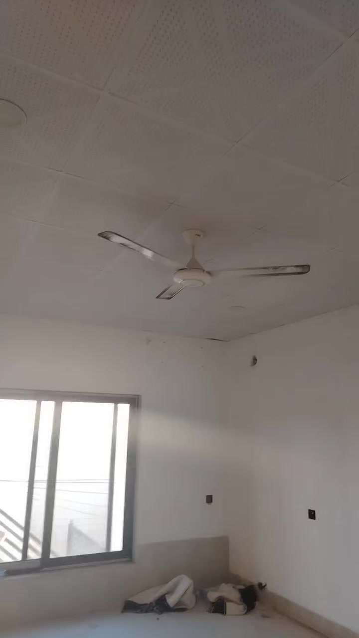 #للإيجار🔥
📍حي عدن/خلف معبد الصابئة
دار طابق ثاني:غرفتين نوم،هول،استقبال،مطبخ،صحيّات غربي وارضية بورسلين وسيراميك وسقوف ثانوية 
الأيجار ٣٥٠ آلف  الماء والكهرباء على صاحب الدار للتواصل 
☎️***********
