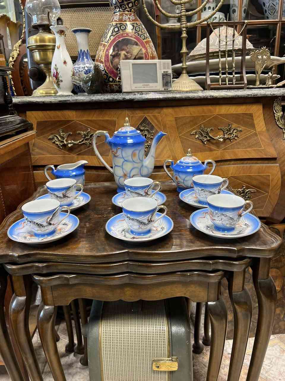 سيت ابو التنبن لون ازرق صيني قديم  واحد من الاكواب مكسور وملزوك
***********
