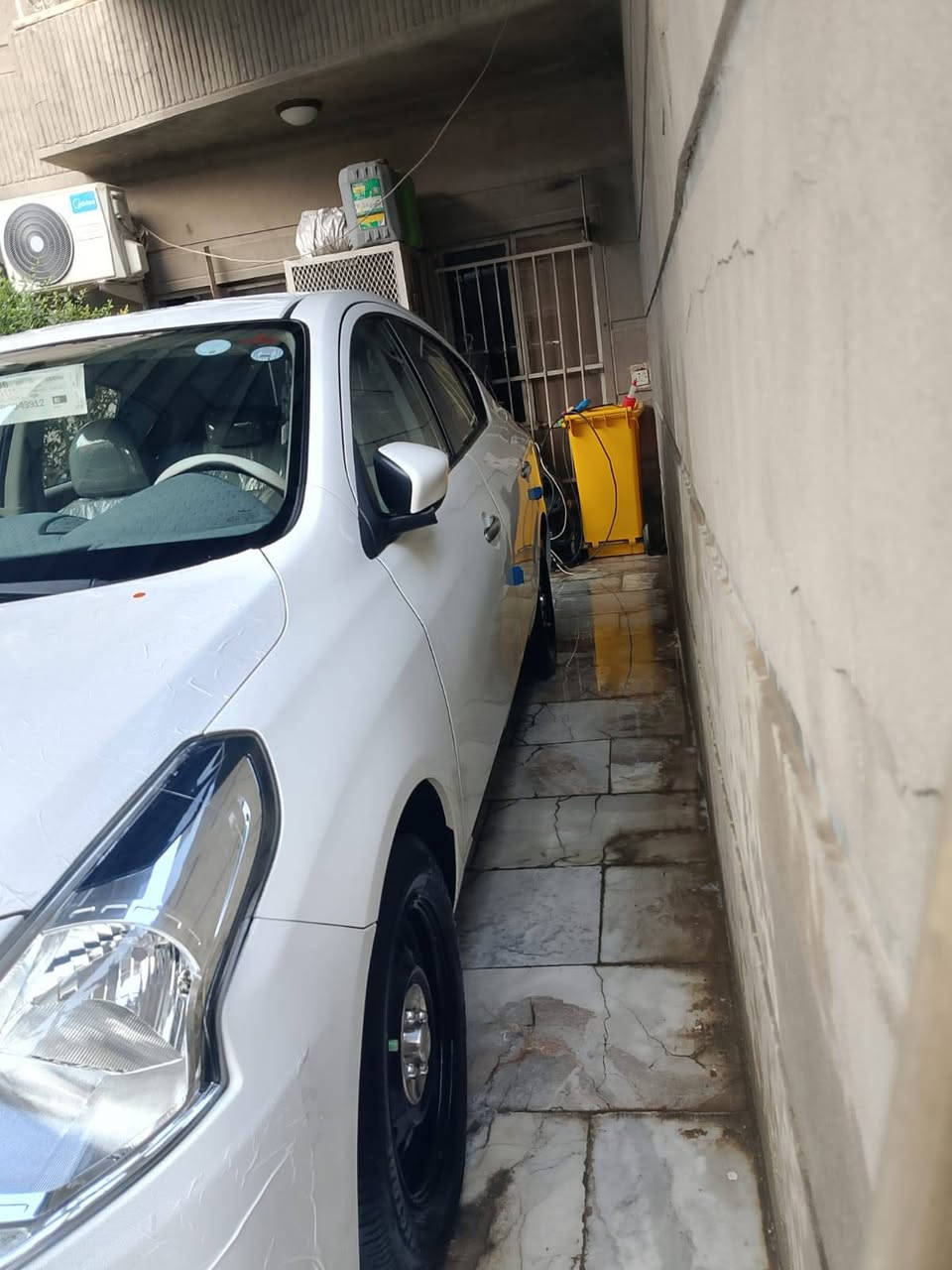 24 سني مكفوله بيها بارد بالباب شويه وبالجملخ
السعر 122//. ***********
