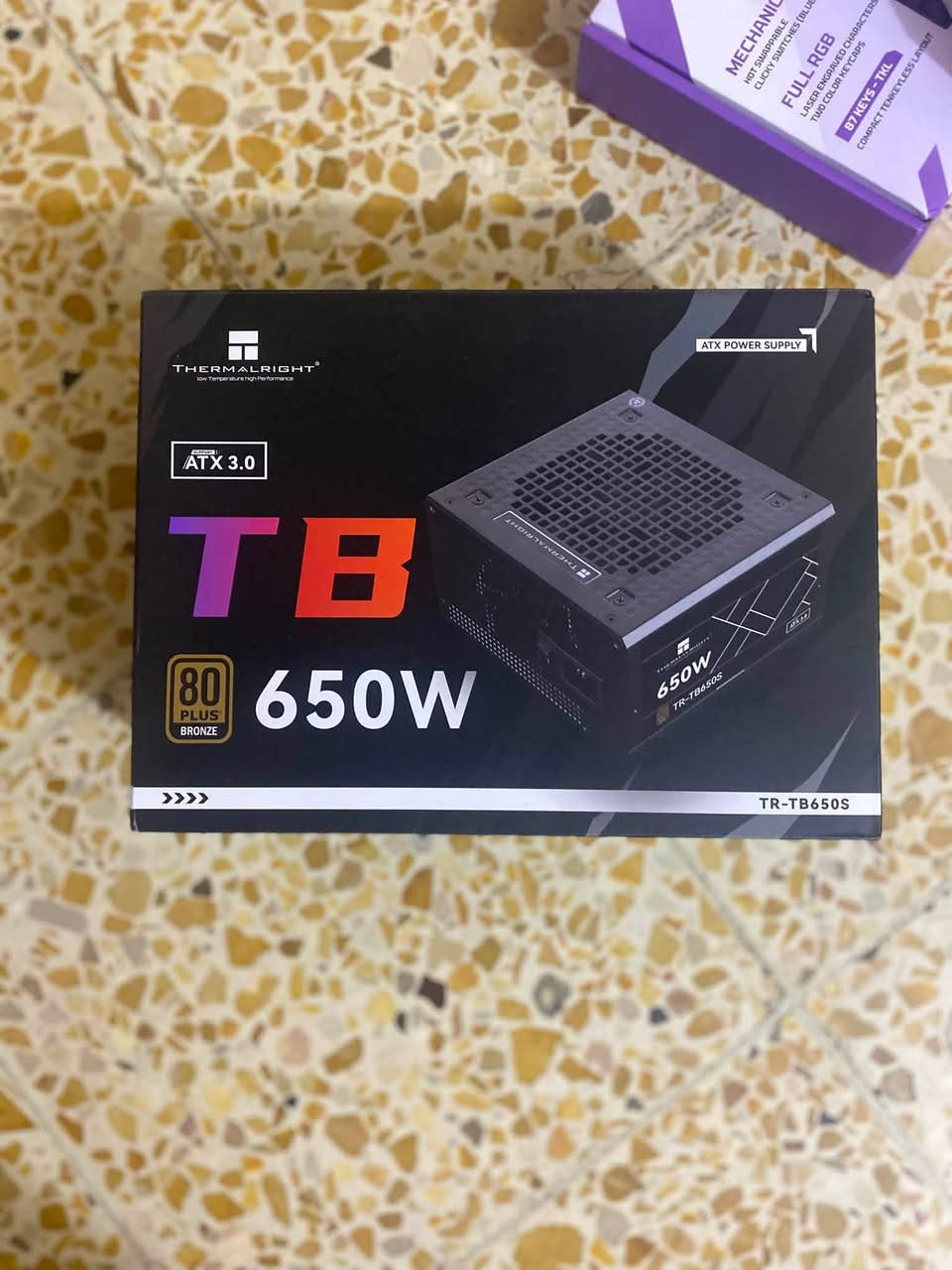 ⸻

🔥 للبيع PC Gaming Setup كامل بحالة ممتازة مع جميع الكارتونات والملحقات 🔥

المواصفات:

* 🎮 كرت شاشة: MSI GeForce RTX 5060 Ventus 2X OC
* ⚙️ المعالج: if15500F
* 🧠 الرام: 16GB DDR4
* 🖥️ اللوحة الأم: ASUS PRIME H610M-K D4 ARGB
* 🔋 مزود الطاقة: Thermalright TB 650W 80+ Bronze (ATX 3.0)
* ⌨️ كيبورد ميكانيكي: Stinger Hawk-Eye SK-400
* 🖱️ ماوس: Redragon Cobra M711
* 🖥️ شاشة Patriot
* 🎧 هيدسيت ريد دراكون
* 🎮 يد Xbox كيم سير
* 🖱️ ماوس باد Kunai
* 💡 كيس RGB مع مراوح وإضاءة ARGB.

:
✅ جميع الكارتونات الأصلية موجودة.
✅ جميع الملحقات موجودة.
✅ الجهاز نظيف جدًا وجاهز للاستخدام مباشرة.
✅ مناسب للألعاب الحديثة، التصميم، والمونتاج.
✅ سبب البيع: عدم الاستعمال

💰 السعر: مليون وسبعمية و بي مجال

📩 للتواصل خاص.
***********
⸻
