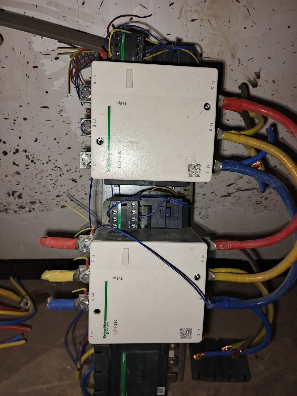 السلام عليكم
قواطع ٢٥٠ امبير شنايدر اصلي 

وقاطع ٤٠٠  شنايدر ايطالي 

وكونتكترات شنايدر كبيره 

استخدام كلش قليل كلش جدد

مواد كلها اصليه
***********
